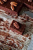 Schokoladen-Brownies mit karamellisierten Pekannüssen