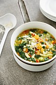 Italienische Minestrone mit Blattspinat und Parmesan