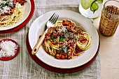 Spaghetti mit Schweinefleisch-Auberginen-Sauce