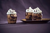 Vegane Marmorcupcakes mit Vanillefrosting und weihnachtlichem Dekor