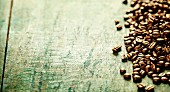 Kaffeebohnen auf Holzuntergrund