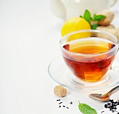 Tee mit Minze, Ingwer und Zitrone in Glastasse
