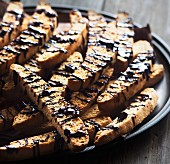 Viele Biscotti mit Schokoladenglasur auf Servierplatte