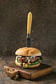 Beefburger mit Zwiebeln, Spinat, Ketchupsauce und Blauschimmelkäse