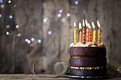 Schokoladen-Geburtstagstorte mit brennenden Kerzen