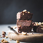 Zuckerfreie Ganache-Brownies mit Haselnüssen ohne Backen (glutenfrei, vegan)