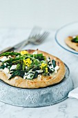 Green asparagus pizza