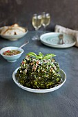 Brokkoli mit Tomaten-Salsa Verde serviert mit Brot und Weißwein