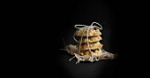 Haferflocken-Cookies mit Sultaninen, zum Stapel zusammengebunden