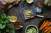 Veganes Sandwich mit Gemüse und Erbsencreme fürs Picknick zubereiten