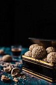 Tahini-Kekse in Plätzchendose auf Vintage-Holztisch