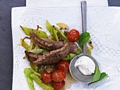 Lamb fillets with pointed peppers, green peppercorns and mint