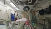 Turning on operating theatre lights