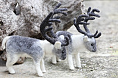 Zwei DIY-Rentiere aus Schafwolle