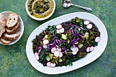Salat mit schwarzen Linsen, Grünkohl, Radieschen und Brokkoli-Pesto