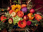 Spätsommerliches Blumenbouquet mit Obst und Gemüse