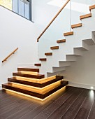 Moderne Treppe mit Holzstufen und Beleuchtung