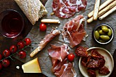 Verschiedene Antipasti mit Brot und Wein (Italien)