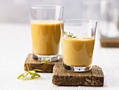 Sanddorn-Kefir-Drink mit Honig und Weizenkleie