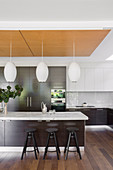 Modern kitchen with dark and white fronts and kitchen island