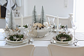Festlich gedeckter Tisch in Cremefarben zu Weihnachten