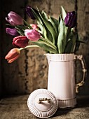 Tulpen in einer Vintage-Kanne