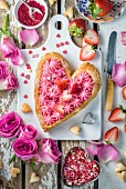 Herzförmige Blätterteigtarte mit Rosencreme, Erdbeeren und Zuckerherzen zum Valentinstag