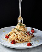 Spaghetti al limone mit gebratenen Kirschtomaten und Parmesan
