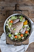 Suppenhuhn mit Gemüse im Kochtopf (Draufsicht)