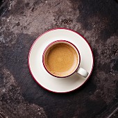 Eine Tasse Kaffee auf dunklem Untergrund (Aufsicht)