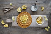Klassische Pfannkuchen mit Zitrone und Zucker (Aufsicht)