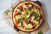 Vegetarische Pizza mit Paprika, Brie und Rucola (Aufsicht)