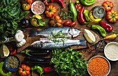 Lebensmittelstilleben mit Fisch, Gemüse, Getreide und Gewürzen