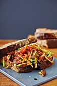 Pilz-Sandwich mit Zwiebel und Salat