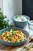 Blumenkohl-Süsskartoffel-Curry mit Mango und Reisbeilage