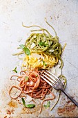 Pasta in italienischen Flaggenfarben mit Basilikum und Parmesan