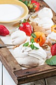 Zutaten für Dessert Eton Mess: Selbst gemachte Baiser mit Aprikosen, Erdbeeren, Mandeln und Sahne