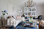 Helles Sofa und blauer Teppich im klassischen Wohnzimmer