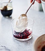 Joghurt-Fool (Dessert, England) mit Sommerbeeren in Glas einschichten