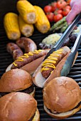 Barbecue: Burger, Hot Dogs, Fleisch und Gemüse vom Grill