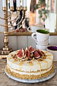 Cheesecake with figs, honey and walnuts