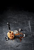 Symbolbild für eine Krimi-Szene mit Zwiebelringen, Messer und Ketchup