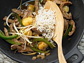 Wok-fried beef with green pepper and shoots
