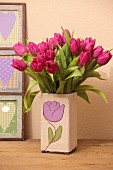 Tulpenstrauss in Blumenvase mit DIY-Husse