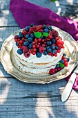 Sponge cake with cream cheese and berries