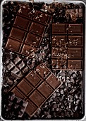 Schokolade zum Backen: Blockschokolade und Schokotropfen (Aufsicht)