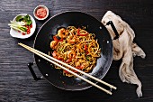 Stir Fry mit Udonudeln, Garnelen und Gemüse im Wok (Asien)