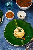 Ven Pongal mit Sambar und Kokoschutney (Frühstücksgericht mit Reis, Südindien)