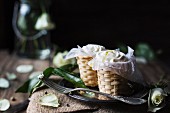 Ricotta in Körben auf einem Tisch