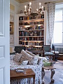 Klassisches Wohnzimmer mit beleuchtetem Bücherregal